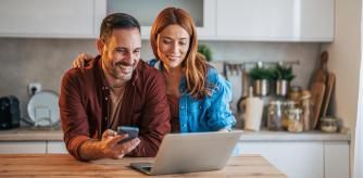 Una pareja mirando la pantalla del ordenador