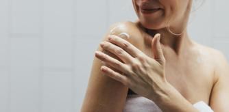 Mantener la piel hidratada en invierno te evitará la descamación y sequedad, además de conseguir una piel suave y rejuvenecida durante más tiempo.