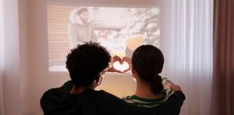 Una pareja disfruta del cine en casa.