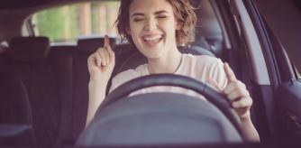 La DGT recomienda escuchar música a un volumen moderado en el coche para evitar distracciones