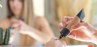 Una base de maquillaje ligera será tu mejor aliada para verte el rostro con un tono uniforme y sin imperfecciones.