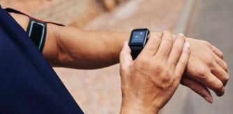 Un hombre con un smartwatch