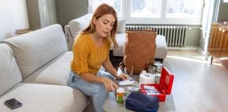 Una mujer prepara su kit de supervivencia