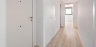 Un pasillo vacío, sin decoración