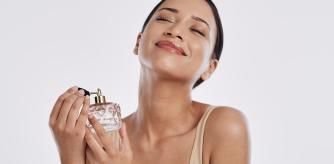 Encuentra el perfume dulce perfecto para oler bien todo el día.