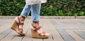 El mejor complemento para llevar vaqueros en primavera son unas sandalias bonitas.