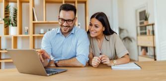 Una pareja sonríe al descubrir los mejores chollos de Amazon