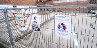 Carteles contra el acoso en la valla del IES Torres Quevedo después de que un joven con parálisis cerebral sufriera bullying por parte de cuatro alumnos, en el IES Torres Quevedo, a 28 de marzo de 2025, en Santander, Cantabria (España). La Consejería de Educación de Cantabria ha activado el protocolo de acoso escolar y ha abierto expediente disciplinario a cuatro alumnos del instituto Torres Quevedo de Santander, por agredir a un alumno de 16 años con parálisis cerebral. Tras los hechos, un grupo de alumnos, piden la expulsión definitiva del centro.