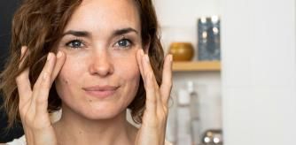 Mujer cuidándose la zona de las ojeras