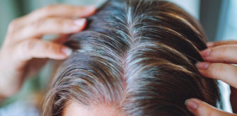 Olvídate de las canas en el peor momento con estos retoques express, fáciles, cómodos y desde casa.