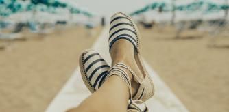 Las alpargatas de cuña media están de moda este verano.