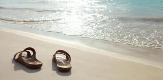 Unas chanclas a la orilla del mar