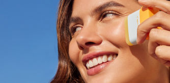 La crema solar en stick será tu mejor aliada para estar bien protegida este verano sin manchas ni brillos.