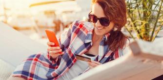 Una mujer comprando mientras está disfrutando de las vacaciones