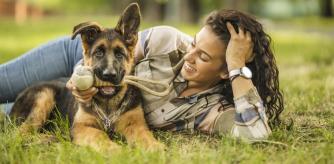 Una mujer feliz con su perro