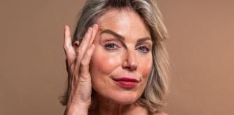 Una mujer de más de 50 años con el rostro cuidado