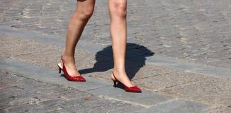 Una mujer con unos zapatos con el conocido como tacón 'kitten heel'