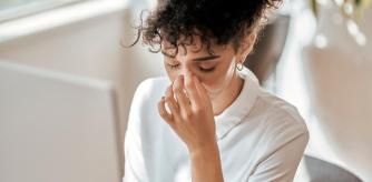 Una mujer se muestra cansada y con sueño