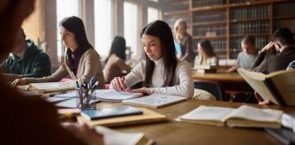 Una chica estudia un nuevo idioma gracias a los libros de Abacus