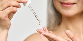 Una mujer a punto de aplicarse sérum en la cara