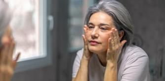 Una mujer haciendo el efecto flash con sus manos