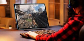 Un adolescente utiliza la tablet Teclast T70 para jugar a uno de sus videojuegos favoritos