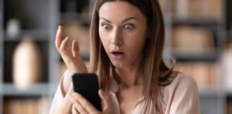 Una mujer alucina mirando el móvil