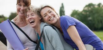 Tres mujeres amigas muy sonrientes