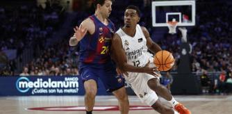 MADRID (ESPAÑA), 04/01/2026.- El escolta del Real Madrid Rathan-Mayes disputa un balón al escolta del FC Barcelona Dame Sarr durante el partido de la ACB disputado este domingo en el Movistar Arena de Madrid. EFE/ Daniel Gonzalez