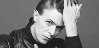David Bowie en la mítica imagen realizada por Sukita en 1977 que se usó como portada de Heroes
