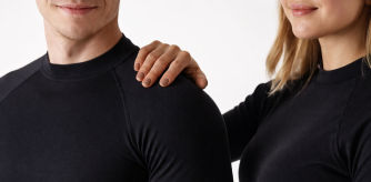 Tres mujeres corriendo al aire libre en un entorno de montaña, vestidas con ropa térmica deportiva en un paisaje invernal.