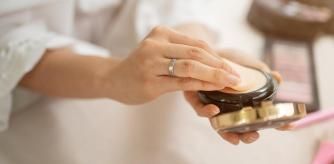 Una mujer va a ponerse base de maquillaje