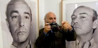 Carlos Saura junto a dos de las fotos de su hermano, el pintor Antonio Saura