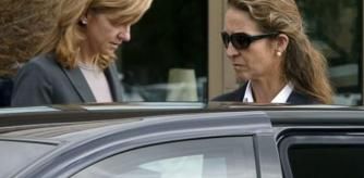 Las infantas Cristina y Elena, ante el tanatorio de La Paz de Alcobendas, tras visitar la capilla ardiente del ex jefe de la Casa del Rey Sabino Fernández Campo