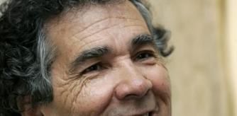 Fotografía de archivo del 11 de abril de 2007 del escritor chileno Hernán Rivera Letelier que ha ganado el Premio Alfaguara de Novela