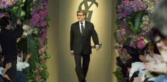 Yves Saint Laurent en el desfile de YSL otoño-invierno 2001-02 en París.