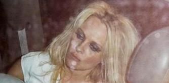 Pamela Anderson sale de una fiesta con la melena alborotada y en un estado de embriaguez