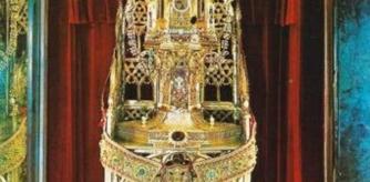 El trono del rey Martí l'Humà reconvertido en custodia y que se expone en la catedral de Barcelona