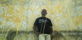 El escritor cubano Leonardo Padura fotografiado hace unos días en Mantilla, su barrio de la periferia de La Habana