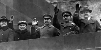 Stalin, en el centro, durante la celebración del vigésimo aniversario de la Revolución, en plena Gran Purga