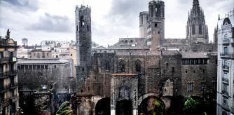 foto XAVIER CERVERA 21/09/2020 muralla romana, salo del tinell, plaça del rei ,...des de edificio de via laietana (al fondo izqda se divisa montjuic) barcelona, en un dia de lluvia (el ultimo dia de verano)