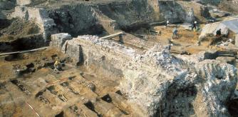 Tumbas individuales en el cementerio medieval de East Smithfield