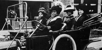 Sarah Breedlove, más conocida como Madam C. Walker, al volante de un automóvil en 1911. New York Public Library