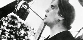 Dolores Ibárruri, durante una intervención pública iniciada ya la Guerra Civil