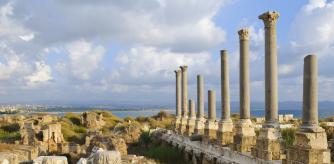 Ruinas romanas en Tiro, Líbano, con la ciudad actual a la izquierda
