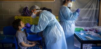 FOTO: MANÉ ESPINOSA. LA ESCUELA THAU DE BARCELONA REALIZANDO TEST DE PCR A LOS NIÑOS QUE VAN A PARTICIPAR EN COLONIAS DEL COLEGIO PARA PODER DAR MAYOR SEGURIDAD A LOS ASISTENTES