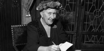Agatha Christie, firmando autógrafos