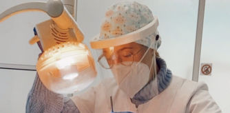 Una alumna de l'Escola Pejoan haciendo prácticas con todas las medidas anticovid