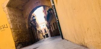 Una placa del itinerario literario de Vicent Andrés Estellés que recorre las calles de València.