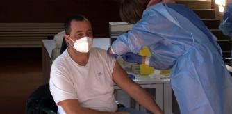 Imagen de un hombre vacunado en el pabellón Onze de Setembre de Lleida